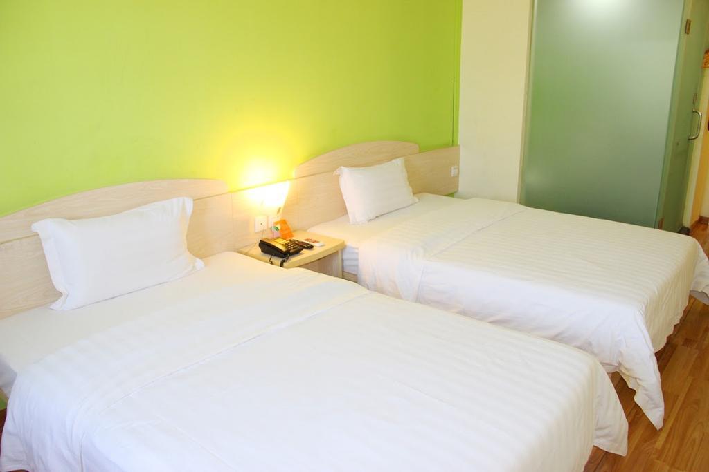 7Days Inn Nanchang North Railway Station Square Buitenkant foto